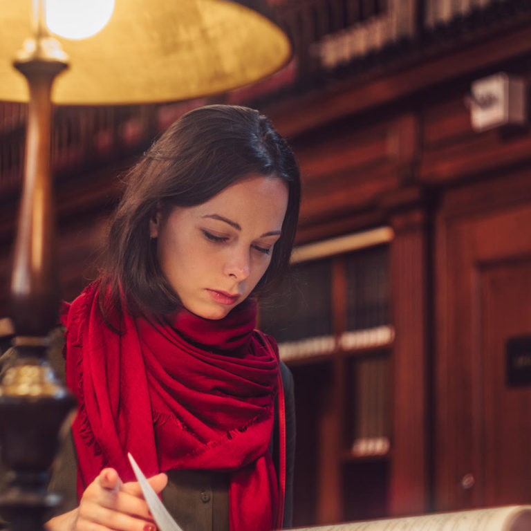 Young attractive female student in the library of New York SSUCv3H4sIAAAAAAAEAJ2Ry26EMAxF95X6DyhrkAivgf7KqIu8CtZkkioJU41G/HsTApXX3XHPxY6v/Xp/KwrCmQdBPopXUlGD1qsPjgWwJuK6PLiSEKwDpjHkLIjFsLuK0KxaJ7ztJvGBhdUrn1ofSLCg5tgjw78W+f1r1sVp7GasiBYhJWJ+5Ts70Vb+uzJ/fJ5p2KyMeO4DoyBOacVykGv+ldx+gnJ3HO0BUlmk2SrBopQPK5hOBS3q/O1AgJlRmQ2Lcnhj8RT2joCxYZ/kCEZkXGmStKUTHYdmbIeaXi5905LzDFbcQOJZ82UWiJZ7Ig4ydeobPjac11VHhay6fqLV2A91NcmvplNUtpOo4wa3X7edV/4+AgAA